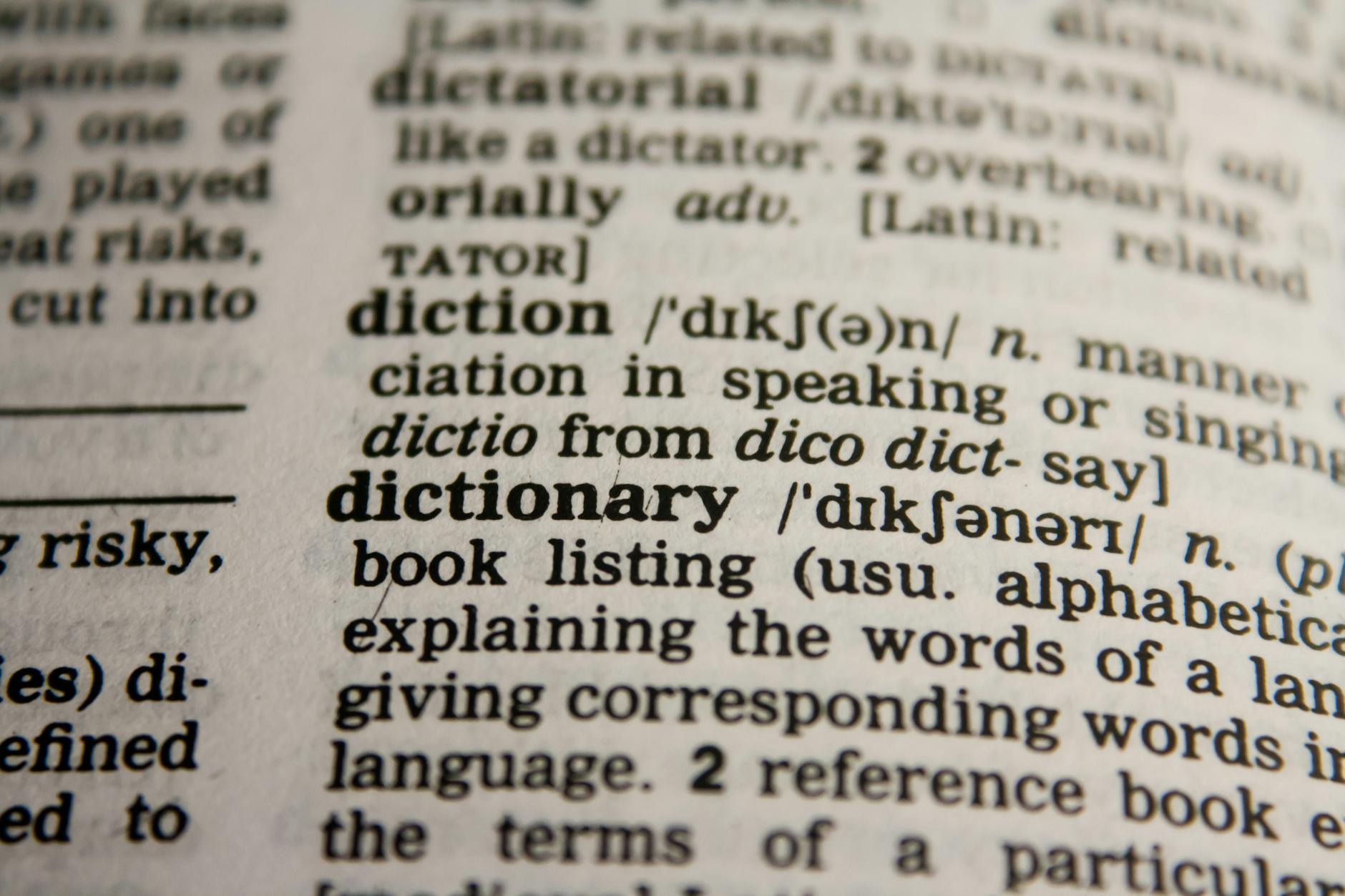 IDKとはどんな表現か？意味と基本的な役割を理解する