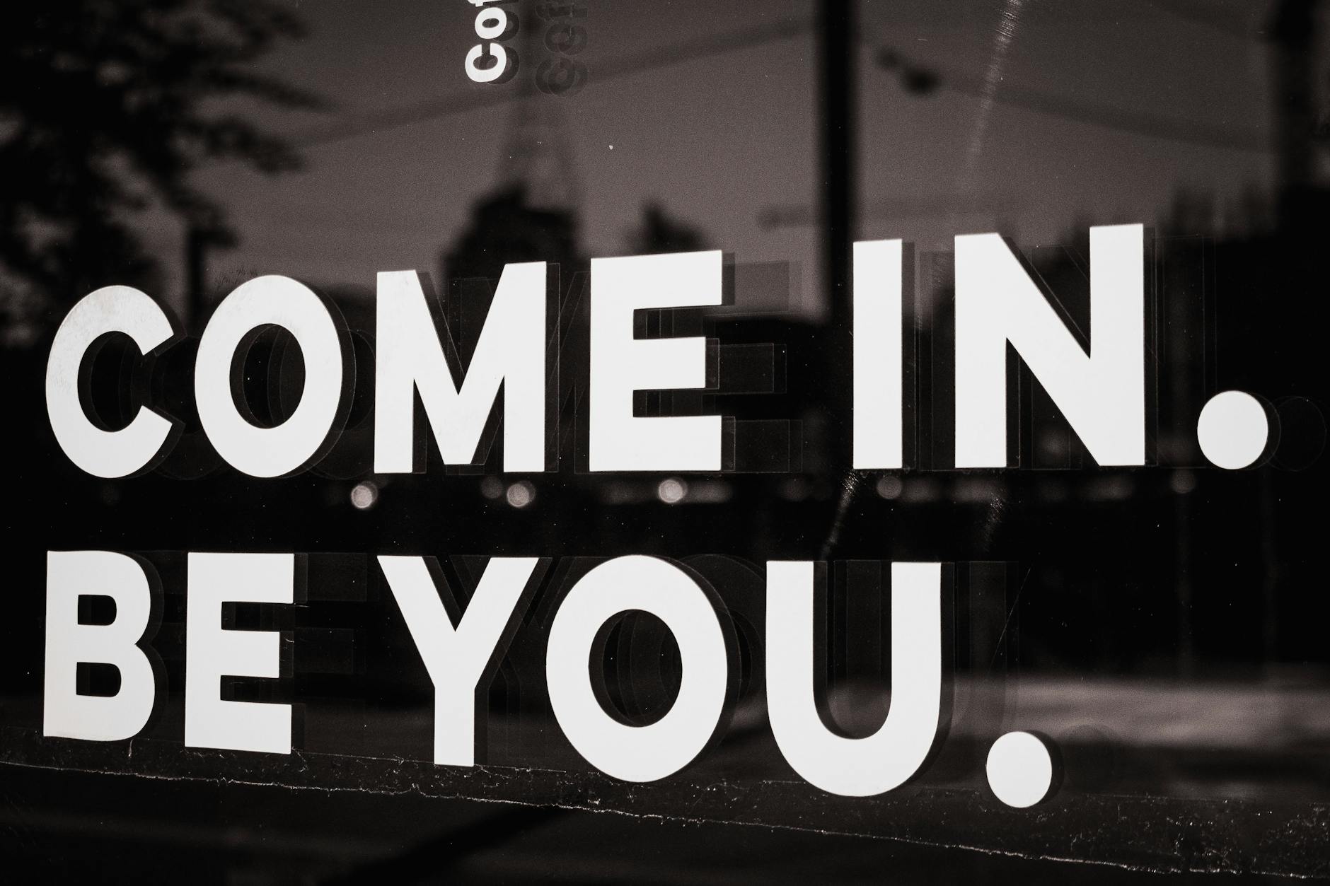 「Here you are」と「Here you go」の違いをわかりやすく比較
